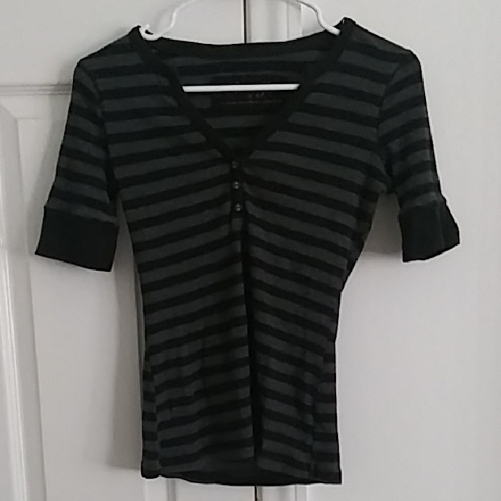EUC. Belle Du Jour Black and Gray Striped V-neck w/buttons Short Sleeve Top.